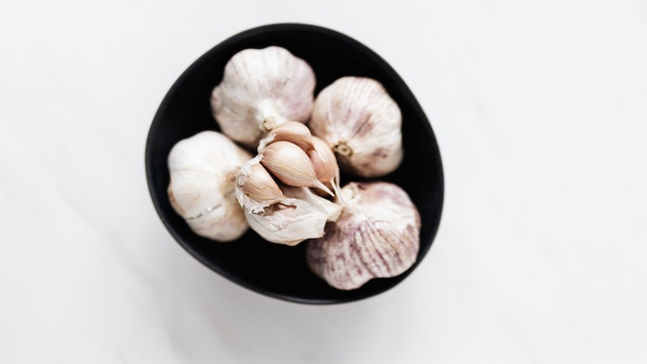 what neutralizes garlic in the stomach